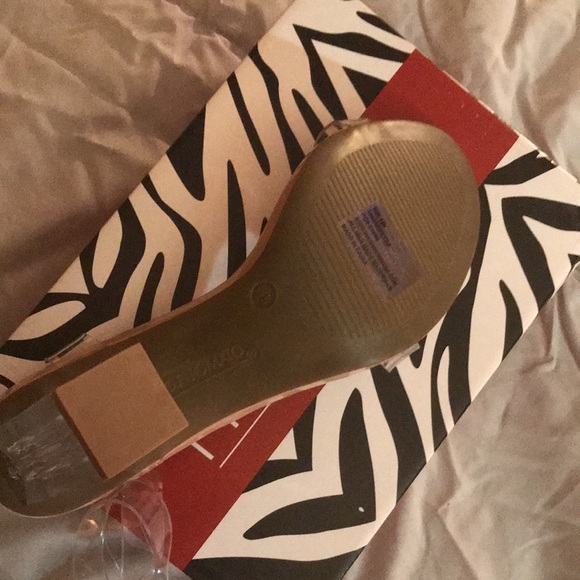 New In Box “Hot Tomato Clear & Tan Strap Heels” Size 8.5 Wide - Picture 4 of 4